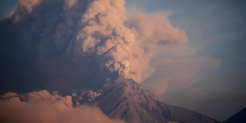 Bei einem großen Ausbruch des Feuervulkans im Jahr 2018 kamen mindestens 200 Menschen ums Leben. - Foto: Moises Castillo/AP/dpa