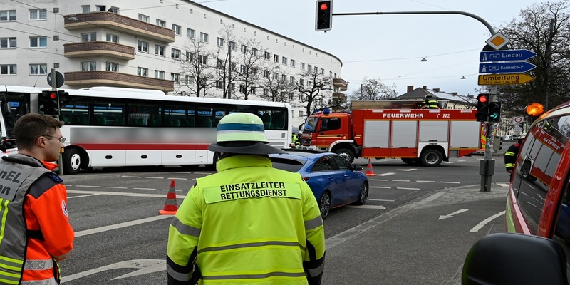 FW-M: Schwerer Verkehrsunfall zwischen Straßenbahn und Bus (Neuhausen-Nymphenburg) - Foto: presseportal.de