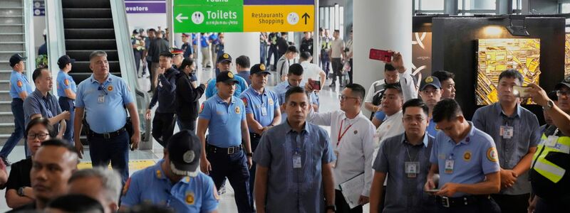 Der ehemalige philippinische Präsident Rodrigo Duterte wird nach Angaben seines Anwalt nach Den Haag geflogen. - Foto: Aaron Favila/AP/dpa