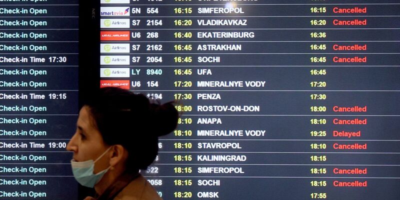 Wie bereits bei früheren Drohnenangriffen wurden Starts und Landungen an mehreren Moskauer Flughäfen ausgesetzt. Laut dem Moskauer Bürgermeister sollen mehr als 60 ukrainische Drohnen abgeschossen worden sein. (Archivbild) - Foto: Alexander Shcherbak/TASS/dpa