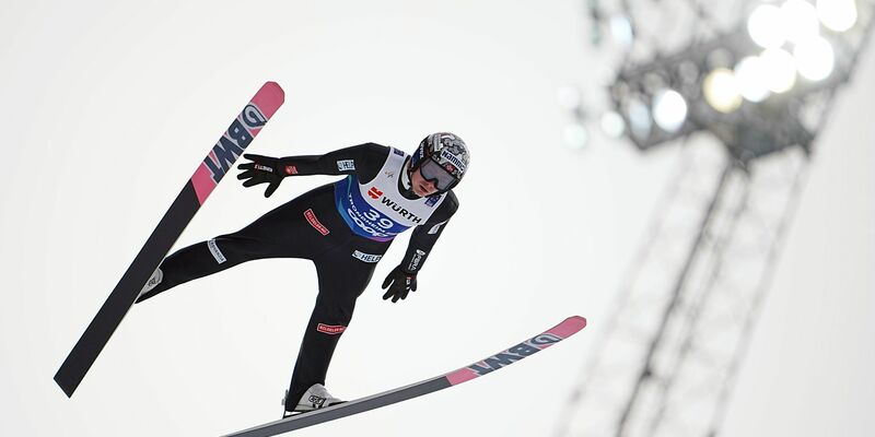Norwegens Skispringer Marius Lindvik ist für drei Monate gesperrt worden. (Archivbild) - Foto: Georg Hochmuth/APA/dpa