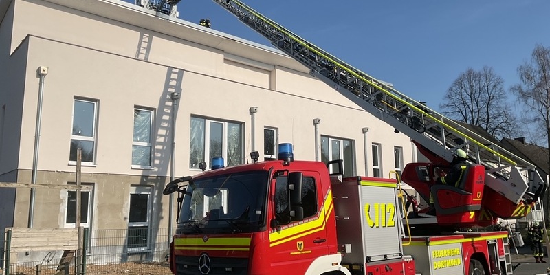 FW-DO: Flachdachbrand auf Baustelle in Oestrich - Foto: presseportal.de