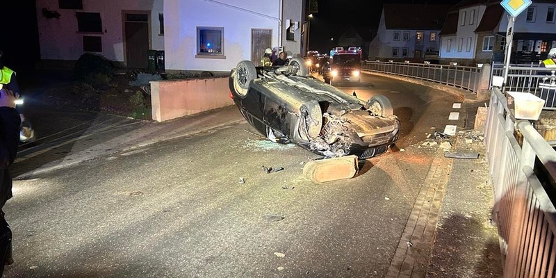 POL-PDKL: Verkehrsunfall: Fahrzeug überschlägt sich und beschädigt Brücke - Foto: presseportal.de