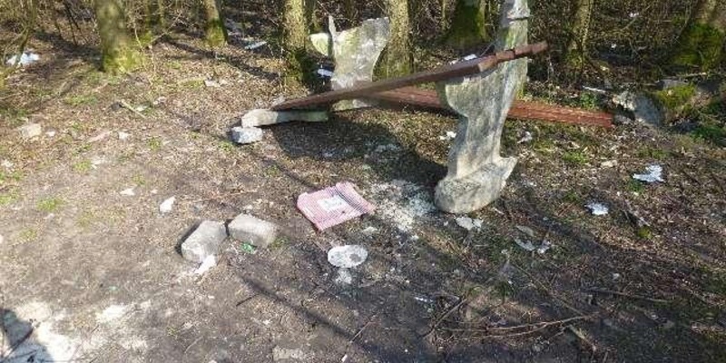 POL-WHV: Vandalismus in Wilhelmshaven: Sitzbänke zerstört und Umgebung verschmutzt - Foto: presseportal.de