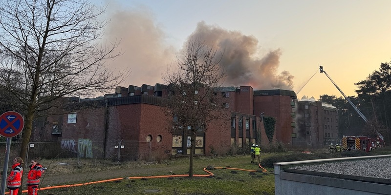 FW-SE: Großfeuer in einem ehemaligen Hotel in Bad Bramstedt - Foto: presseportal.de