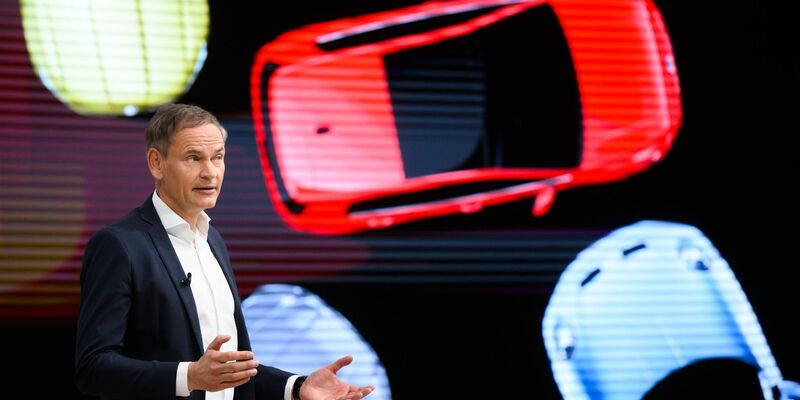 Wegen des stockenden Hochlaufs der Elektromobilität will Konzernchef Oliver Blume konzernweit die Elektro-Strategie überprüfen. - Foto: Julian Stratenschulte/dpa