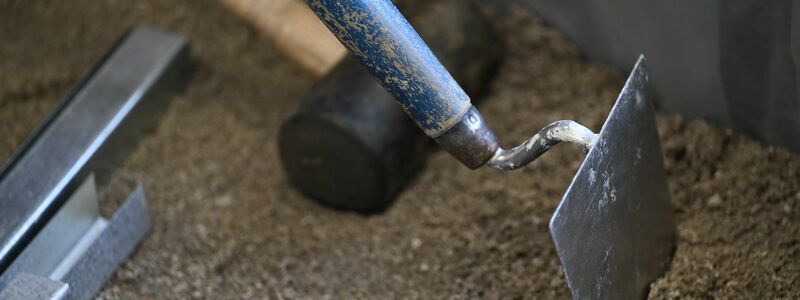 Die geplanten Milliardeninvestitionen des Staates in Infrastruktur wie Straßen und Schienen sowie in Verteidigung sollten im nächsten Jahr die Wirtschaft ankurbeln. (Symbolbild) - Foto: Arne Dedert/dpa