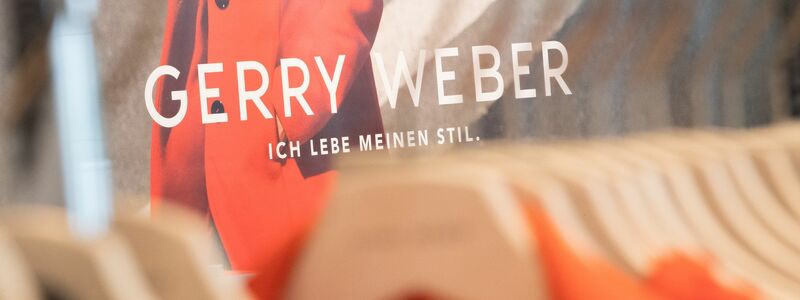 Gerry-Weber-Mode an einem Kleiderbügel - die Modemarke wird es auch künftig geben, die Gerry-Weber-Shops hingegen nicht mehr. - Foto: Friso Gentsch/dpa