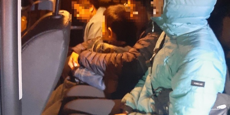 Bundespolizeidirektion München: Mutmaßlicher Schleuser in Untersuchungshaft/ Bundespolizei stoppt überbesetzten Transporter - Foto: presseportal.de