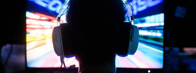 Ein Computerspieler bei der Messe Gamevasion in Hannover 2024. - Foto: Julian Stratenschulte/dpa