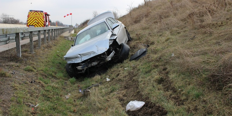 API-TH: BMW durchbricht die Leitschutzplanke - Foto: presseportal.de