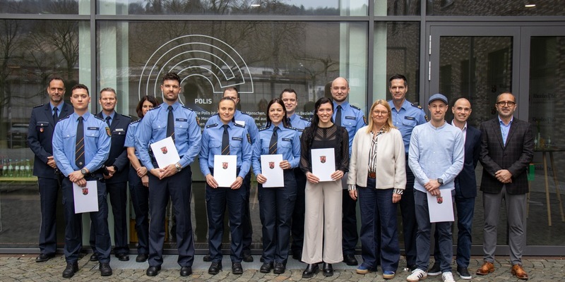 POL-PPTR: Anja Rakowski zeichnet Polizeibeamtinnen und -beamte aus - Foto: presseportal.de