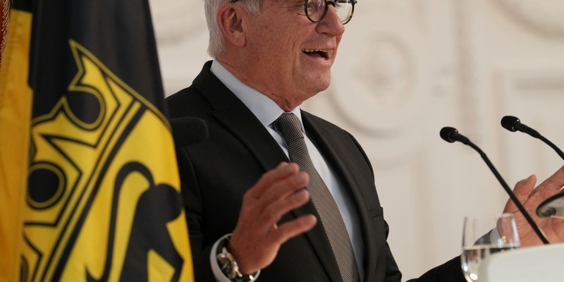 FWV BW: Dr. Frank Knödler wird Ehrenpräsident des Landesfeuerwehrverbandes Baden-Württemberg und erhält die Stauffermedaille in Gold - Foto: presseportal.de