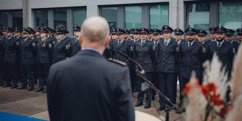 BPOLD FRA: Feierliche Vereidigung: 115 neue Bundespolizisten am Flughafen Frankfurt am Main - Foto: presseportal.de