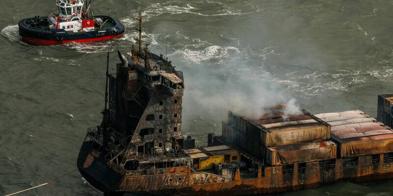 Das Frachtschiff «Solong» wurde bei dem Unglück stark beschädigt. - Foto: Dan Kitwood/getty pool/AP/dpa