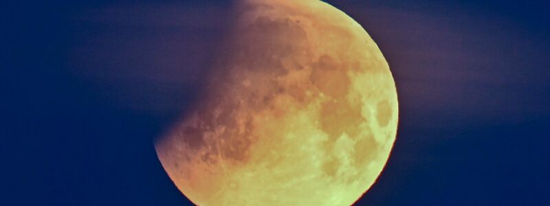 Bei einer Mondfinsternis leuchtet der Mond rötlich. (Archivbild) - Foto: Patrick Pleul/dpa