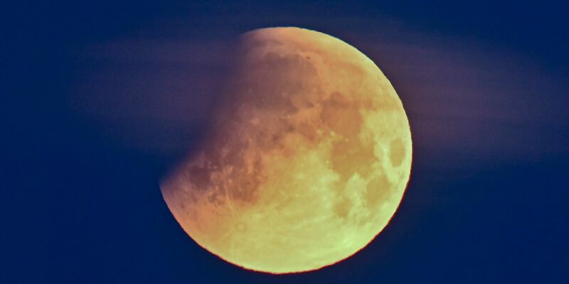 Durch den Erdschatten verdunkelt sich der Mond. (Archivbild) - Foto: Patrick Pleul/dpa