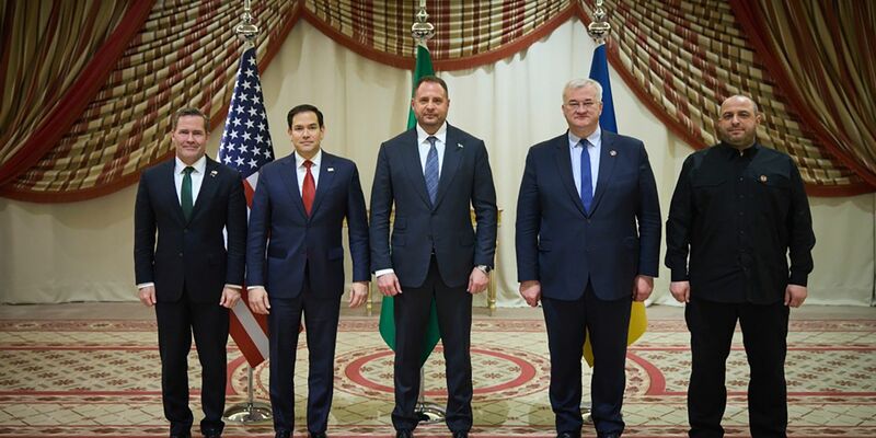 Der Chef der ukrainischen Präsidialverwaltung Jermak (Mitte) hat sich in diesem Jahr schon mit US-Außenminister Rubio zu Gesprächen über einen Frieden in der Ukraine getroffen. (Archivbild) - Foto: -/Ukrainian Presidential Press Office/AP/dpa