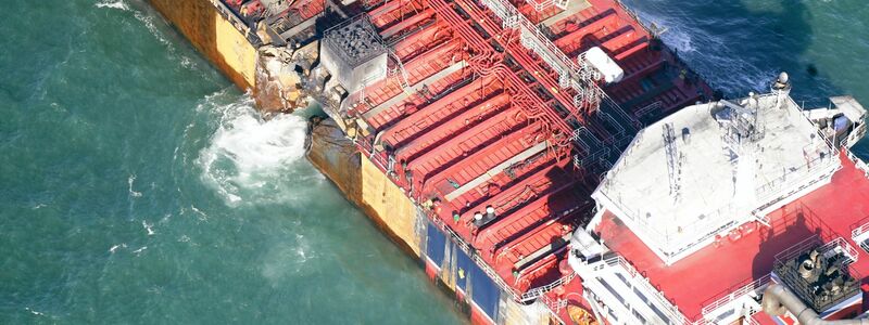 An der «Stena Immaculate» sind deutliche Schäden zu erkennen. - Foto: Danny Lawson/PA Wire/dpa