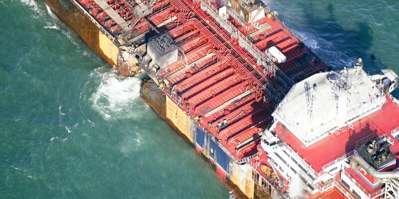An der Backbordseite der «Stena Immaculate» klaffte nach dem Zusammenprall ein großes Loch. (Archivfoto) - Foto: Danny Lawson/PA Wire/dpa