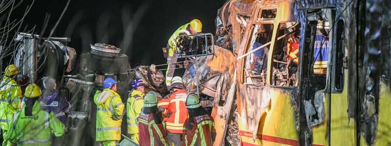 Sachverständige sollen helfen, den Unfallhergang an einem unbeschrankten Bahnübergang zu klären.  - Foto: Jason Tschepljakow/dpa