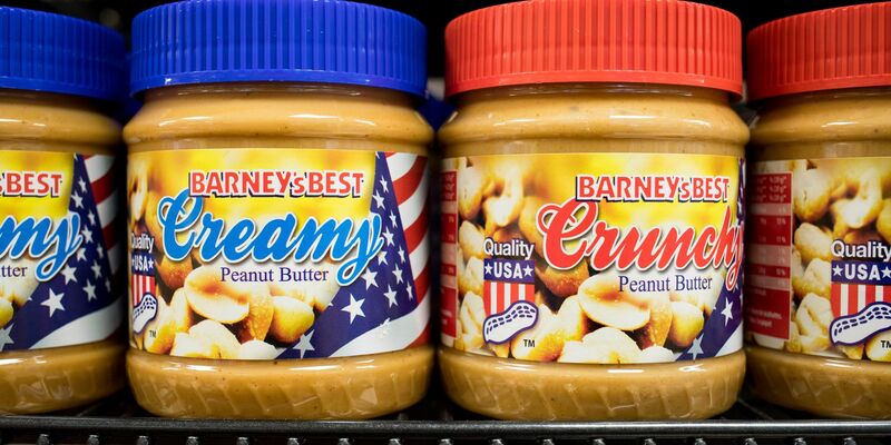 Auf die Einfuhr von US-Produkten wie Erdnussbutter sollen wieder Zusatzzölle fällig werden. (Archivbild)  - Foto: Christian Charisius/dpa