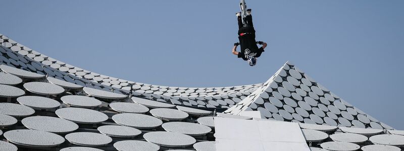 Direkt neben der Rampe geht es 100 Meter in die Tiefe. - Foto: Christian Charisius/dpa