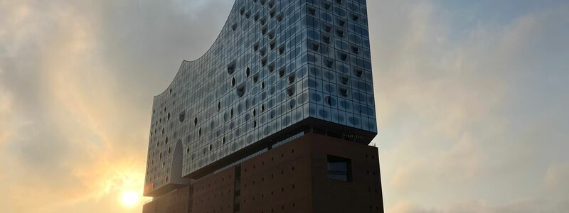 Auf dem Dach der Elbphilharmonie hat Extrem-Sportler Fabio Wibmer mit seinem Rad einen Rückwärtssalto gemacht. - Foto: Thomas Müller/dpa