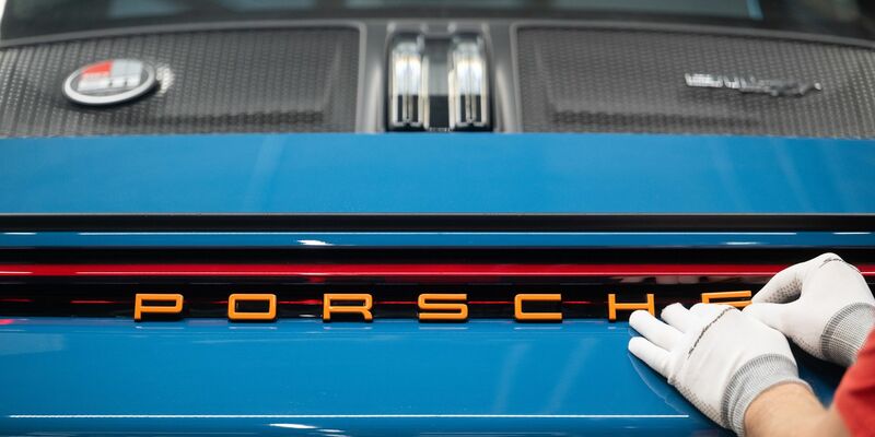 2024 machte der Sportwagenbauer Porsche deutlich weniger Gewinn. (Archivbild) - Foto: Marijan Murat/dpa