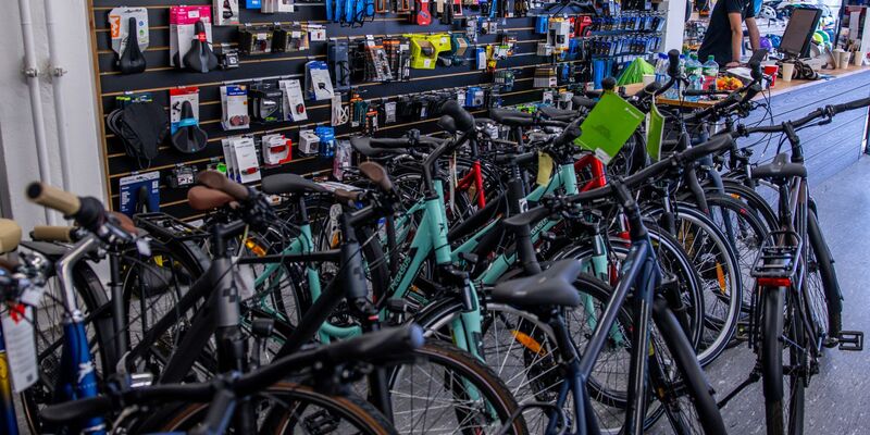 Der Absatz des Fahrradhandels ist 2024 zurückgegangen. - Foto: Jens Büttner/dpa