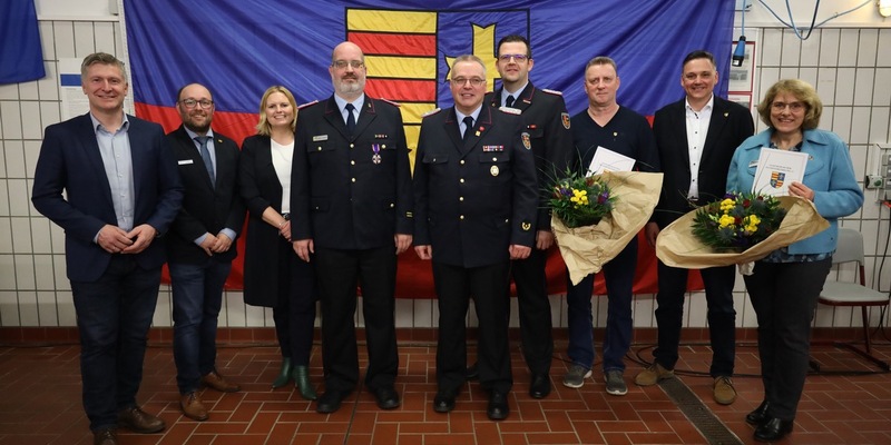 FW-OLL: Diane Febert legt ihr Amt in Reiner Schröders Hände - Vertreterversammlung des Kreisfeuerwehrverbandes - Foto: presseportal.de