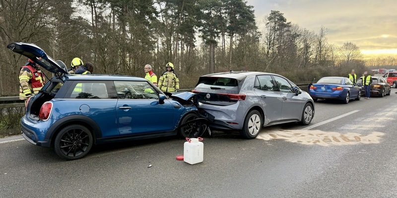 FW Alpen: Verkehrsunfall mit vier beteiligten Pkw auf der A57 - Foto: presseportal.de