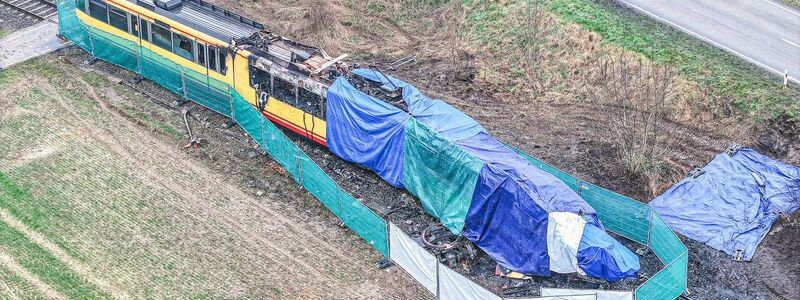 Die Stadtbahn soll in Einzelteilen abtransportiert werden.  - Foto: Jason Tschepljakow/dpa