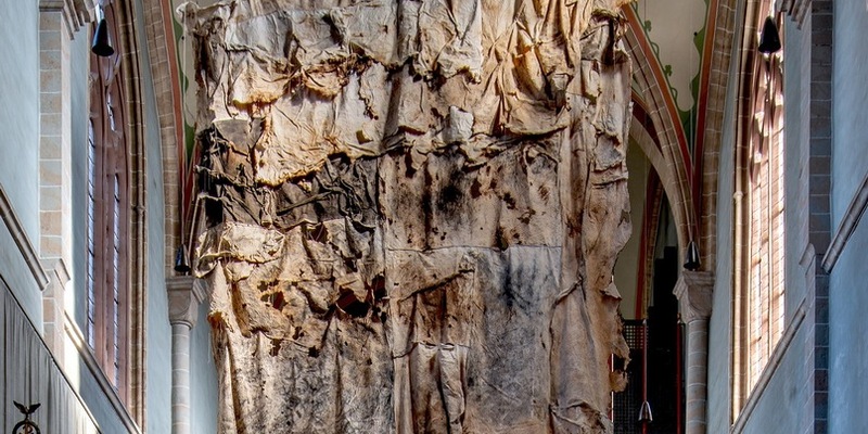 „Spuren des Feuers“ – monumentales Fastentuch von Jakob Kirchmayr erstmals in Deutschland zu sehen - Foto: presseportal.de
