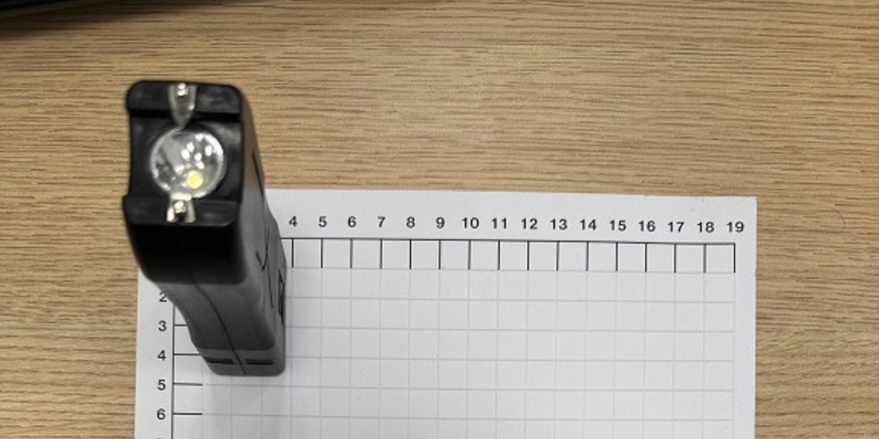 BPOL NRW: Elektroschocker als Taschenlampe getarnt - Beamte der Bundespolizei entdeckten verbotene Waffe am Flughafen Köln Bonn. - Foto: presseportal.de