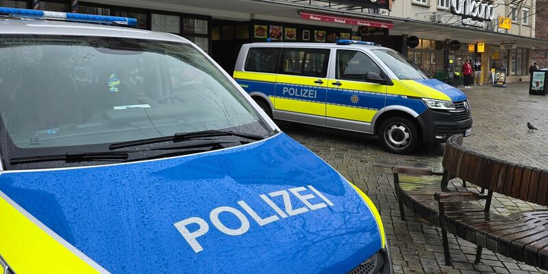 Polizeikräfte suchen nach dem Verdächtigen. - Foto: Thomas Riedel/dpa