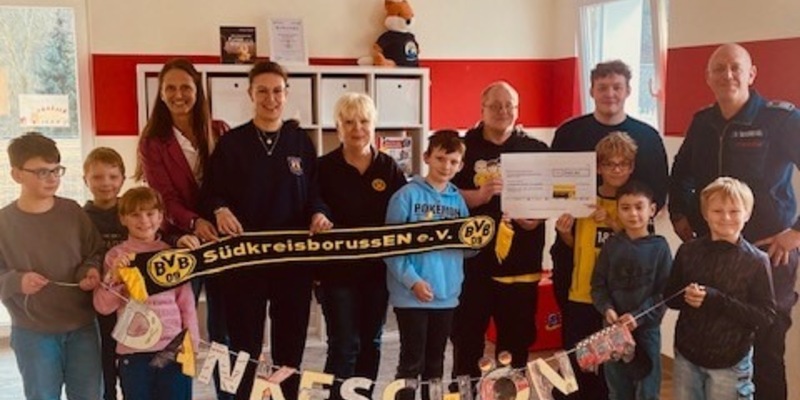 FW-EN: Großzügige Spende für die Kinderfeuerwehr Ennepetal - Dank an den BVB-Fanclub SüdkreisborussEN e.V. - Foto: presseportal.de