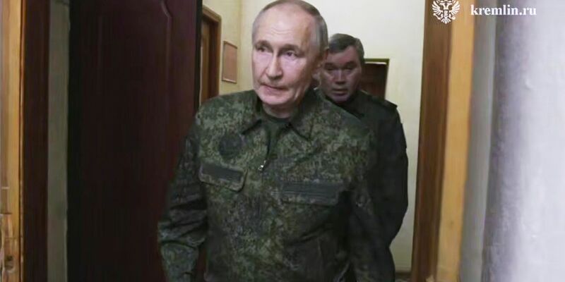 Generalstabschef Gerassimow berichtet seinem Oberbefehlshaber, dass die letzten ukrainischen Truppen im Gebiet Kursk eingekesselt seien. - Foto: -/Russian Presidential Press Service/AP/dpa