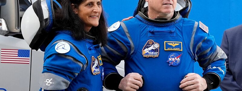 Die Nasa-Astronauten Suni Williams (l) und Barry 'Butch' Wilmore - Foto: John Raoux/AP/dpa