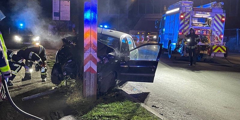 FW Dinslaken: PKW kollidiert mit Stahlpfeiler - Foto: presseportal.de