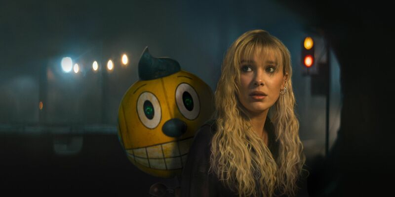 In einem verlassenen Einkaufszentrum finden Keats (Chris Pratt) und Michelle (Millie Bobby Brown) Zuflucht bei skurrilen, aber freundlichen Robotern. - Foto: -/Netflix /dpa