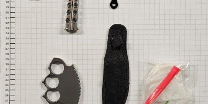 BPOL NRW: Bundespolizei stellt 3 Messer und 2 Schlagringe bei 34-Jährigen sicher - Foto: presseportal.de