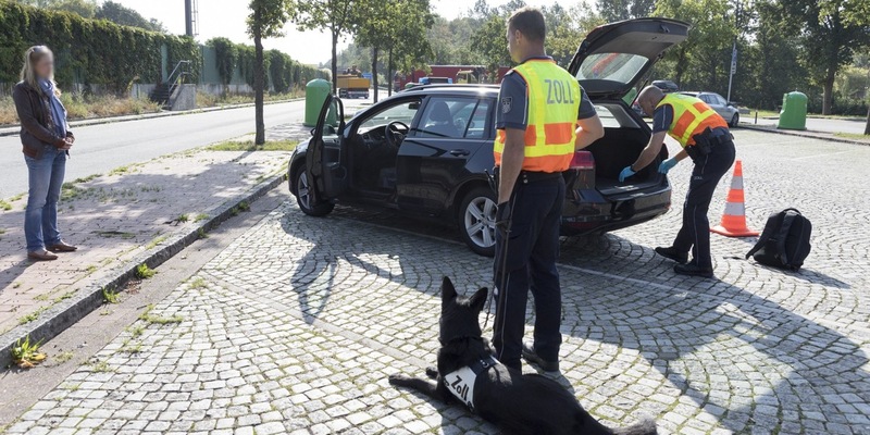 HZA-DU: Hauptzollamt Duisburg stellt über 16 Kilogramm Marihuana sicher - 31-jährige Frau vorläufig festgenommen - Foto: presseportal.de