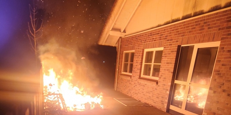 POL-IZ: 250313.1 Meldorf: Brand auf Schulgelände - Polizei sucht Zeugen - Foto: presseportal.de