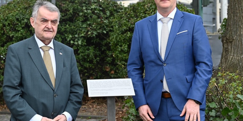 POL-E: Essen: NRW-Innenminister Herbert Reul und Polizeipräsident Andreas Stüve weihen Gedenktafel zum sogenannten Montagsloch ein - Foto: presseportal.de