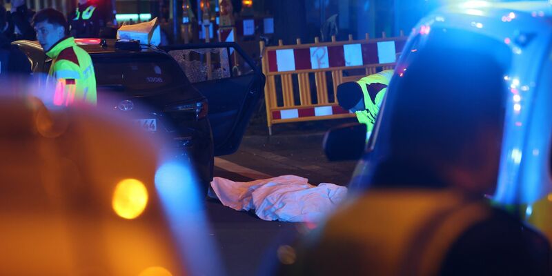 Ein Beamter der Polizei untersucht den Tatort.  - Foto: Christoph Reichwein/dpa