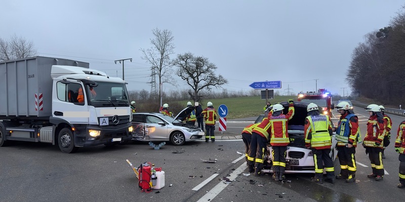 FW Stockach: Verkehrsunfall mit mehreren beteiligten Fahrzeugen - Foto: presseportal.de