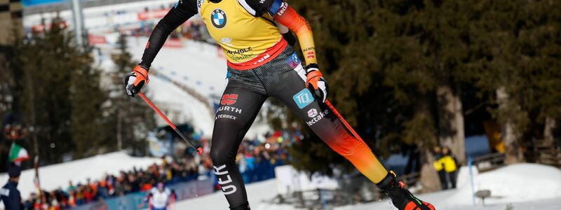 Franziska Preuß (rechts) kämpft gegen Lou Jeanmonnot (Mitte) um den Sieg im Gesamtweltcup. - Foto: Alessandro Trovati/AP/dpa