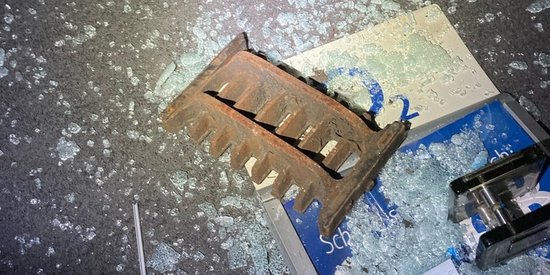POL-EN: Hattingen: Glasscheibe eines Handyladens mit Gullideckel eingeschlagen - Foto: presseportal.de