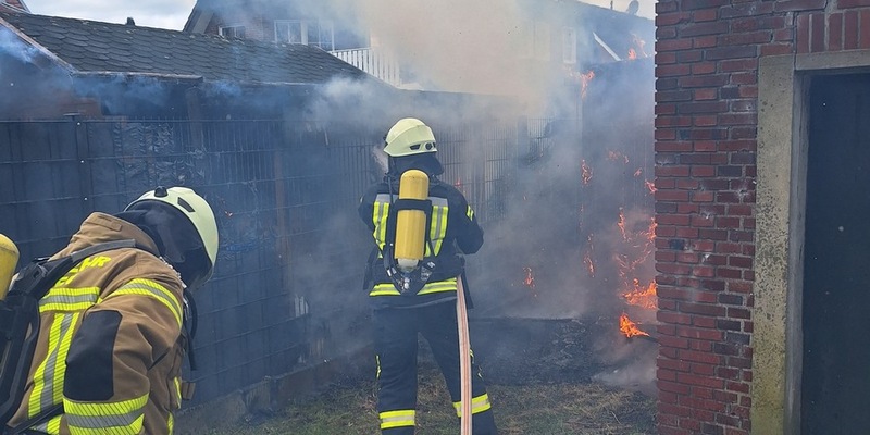 FW-Greven: Brennt Holzschuppen an Haus - Foto: presseportal.de